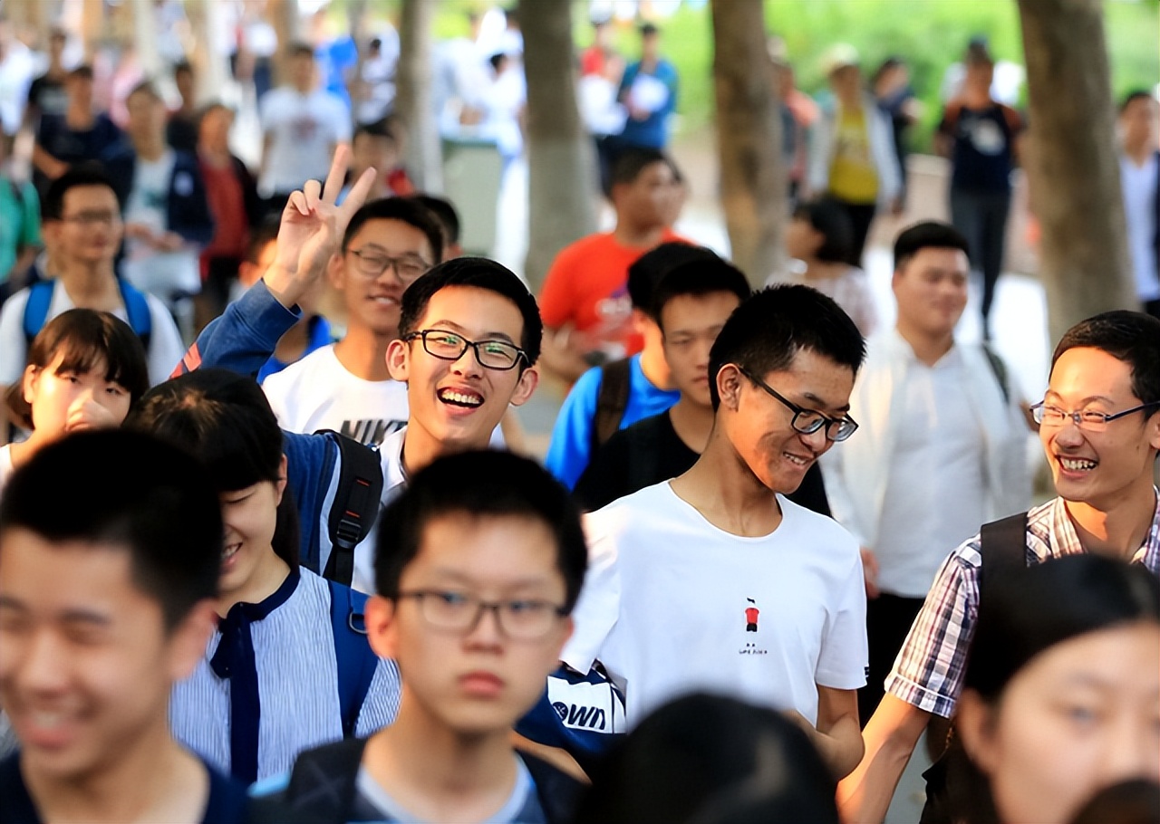 上海市发布通知，2022年高考延期一个月举行，考生“喜中含愁”