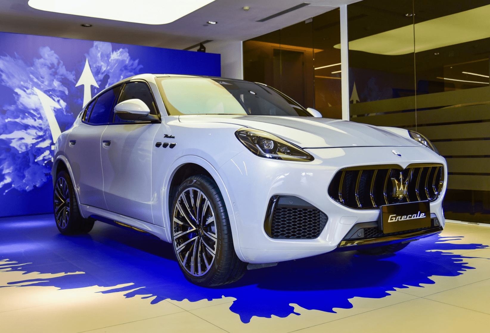 作为玛莎拉蒂全新的suv车型,在外观方面也采用了全新的设计理念,在