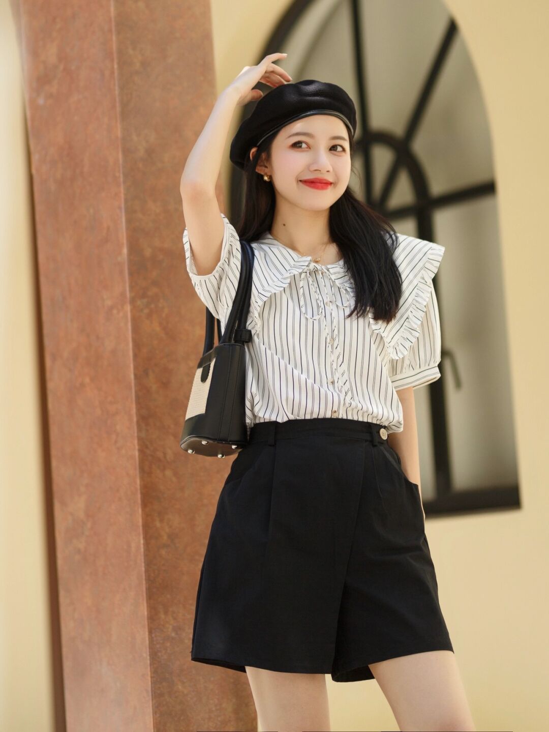 今夏流行复古学院风穿搭，条纹衬衫搭配黑色短裤，通勤又减龄