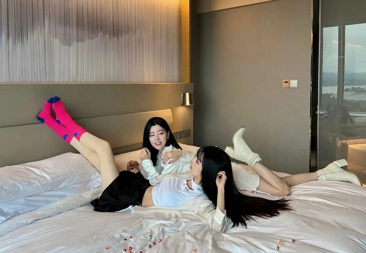 by2整容前后素颜惊呆众人 双胞胎女团by2否认整容图片