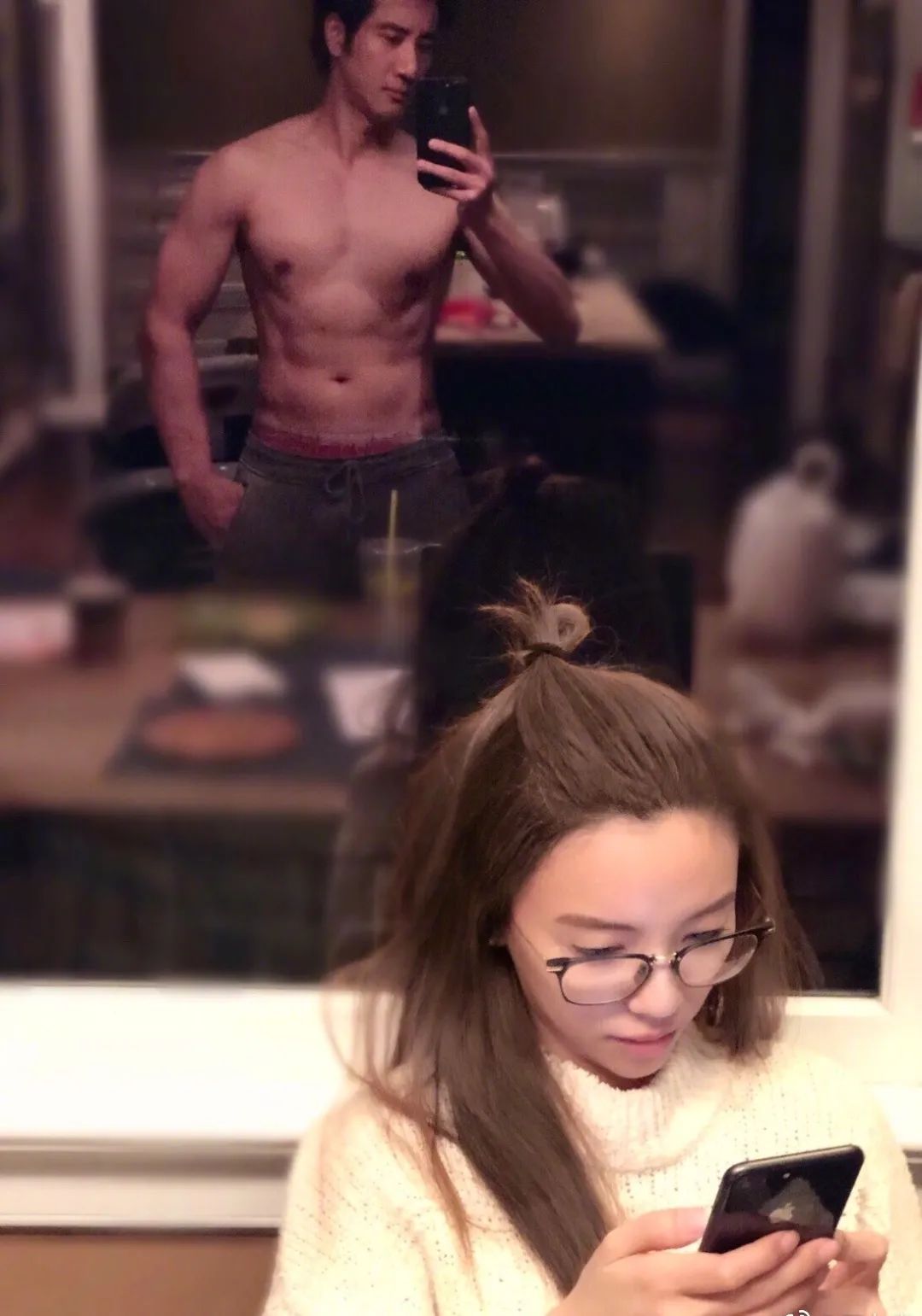 王力宏现身北京机场，心情似乎不受影响，周杰伦连夜取关撇清关系