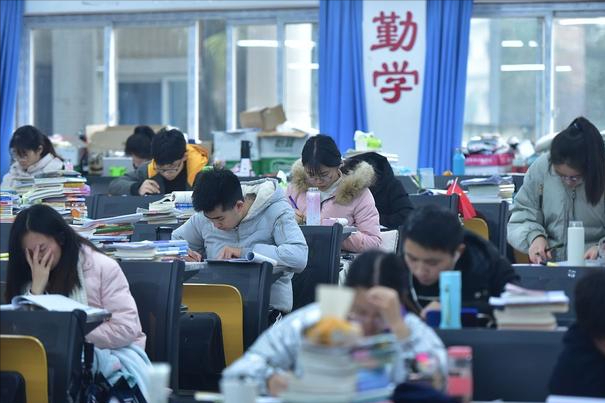 学霸情侣相约清华大学，偶然相识，互相吸引，双向奔赴