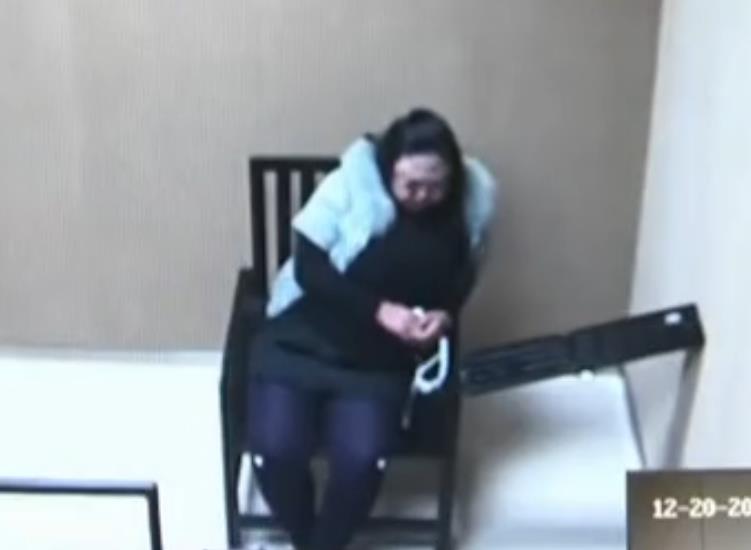 2016年，江苏一名小学生开车撞人逃逸被抓，母亲辩解：孩子还小