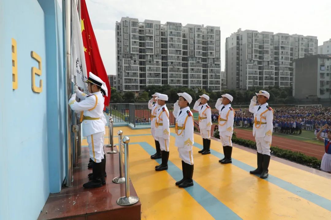 成都市双流区棠湖小学举行“交通安全主题”升旗仪式