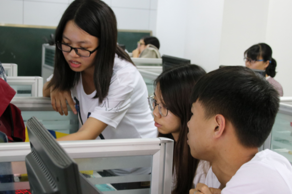 浙江大学的毕业照不一般，小姐姐肤白貌美大长腿，你心动了吗