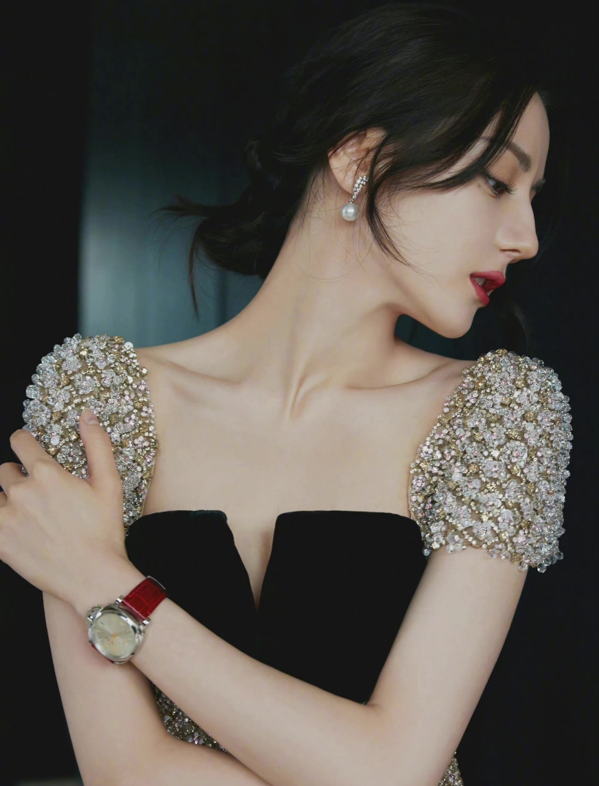 热巴最新红毯造型又封神!光脚穿黑色珠绣礼服,连脚趾头都是美的