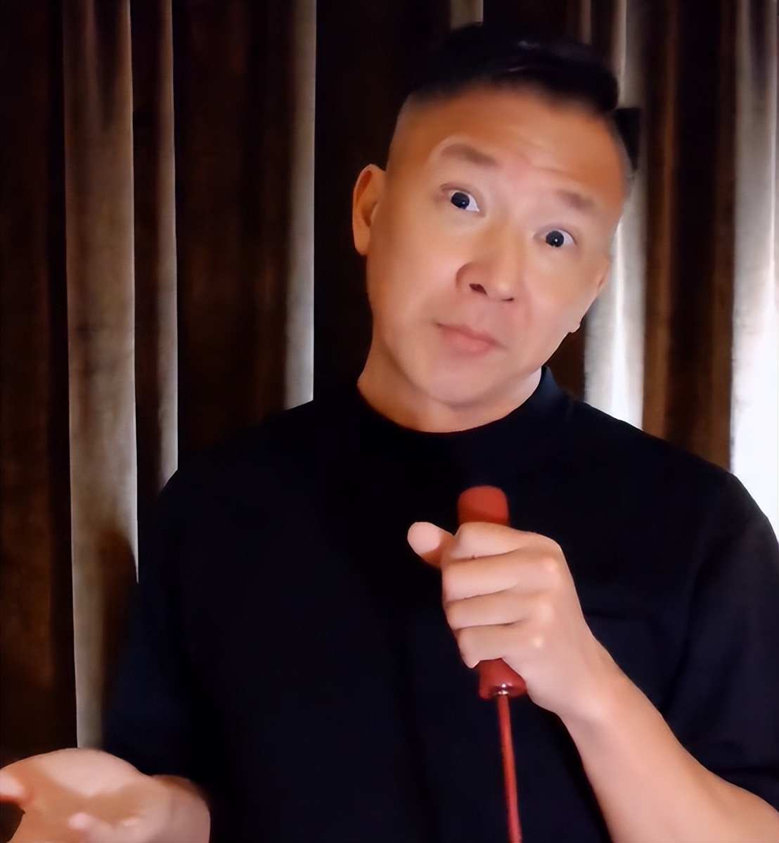 51岁男星刘永健久违现身，被吐槽老到认不出，脸色突变装作要发怒