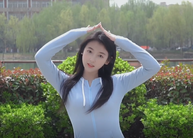 河南一美女校花火了，清纯可爱美丽动人，网友：是初恋的感觉