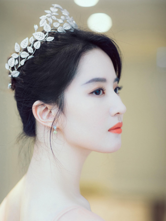 刘亦菲的“侧颜”让我明白，“驼峰鼻”也可以很美