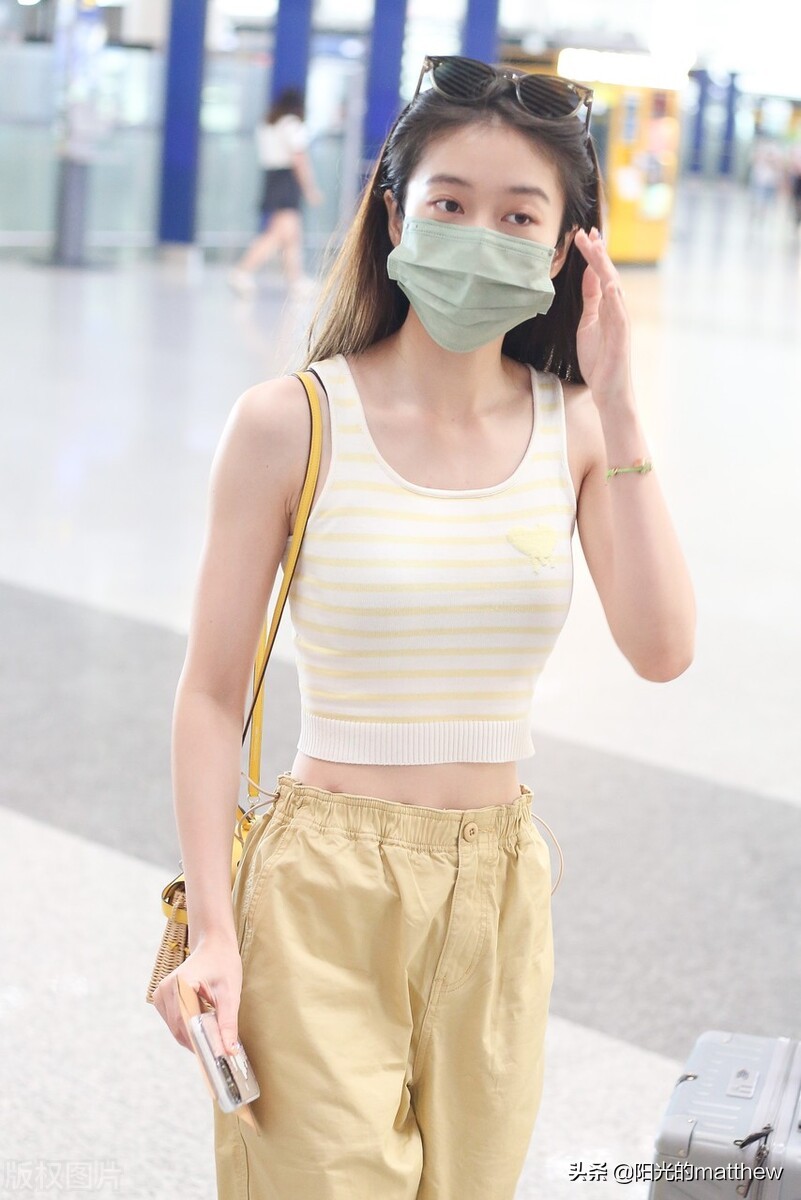 张雪迎清爽夏装现身机场，修身背心搭长裤身材苗条