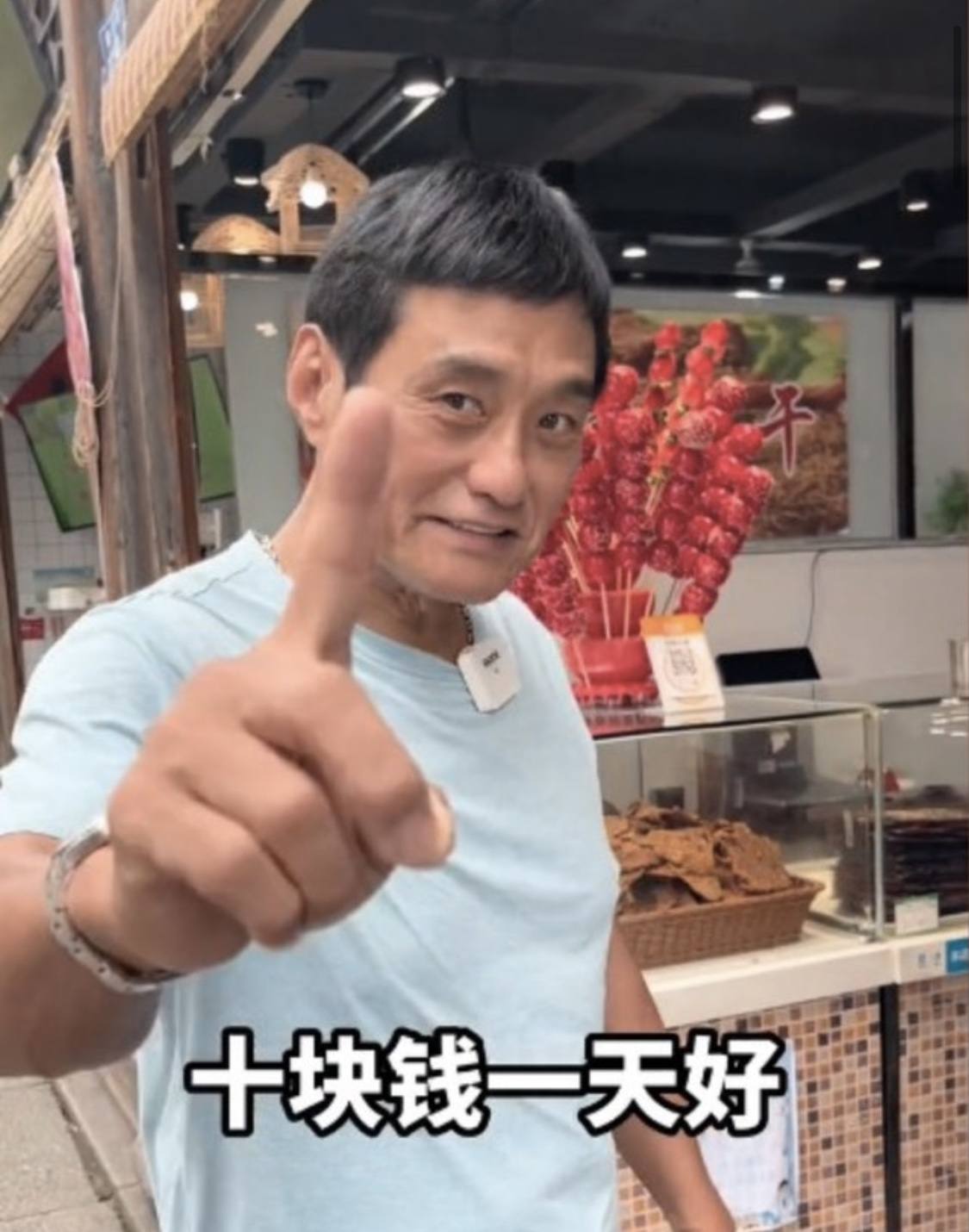 TVB御用恶人一日三餐只用10元引热议，与儿子过生日被嘲太寒酸