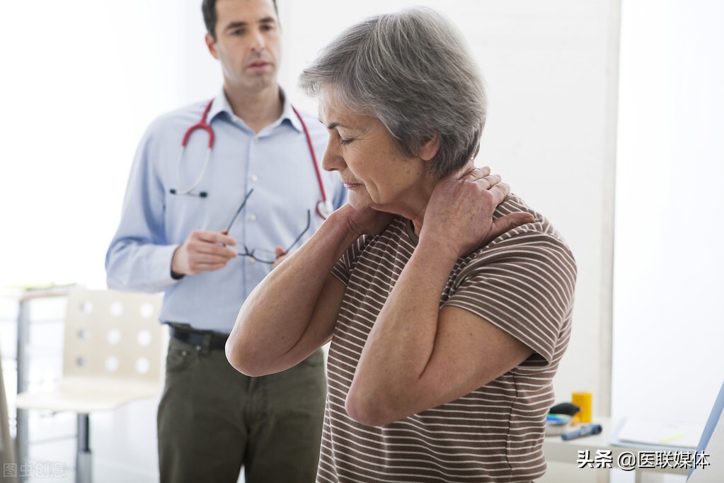 工作时间长脖子酸痛？别慌，教你4招来缓解