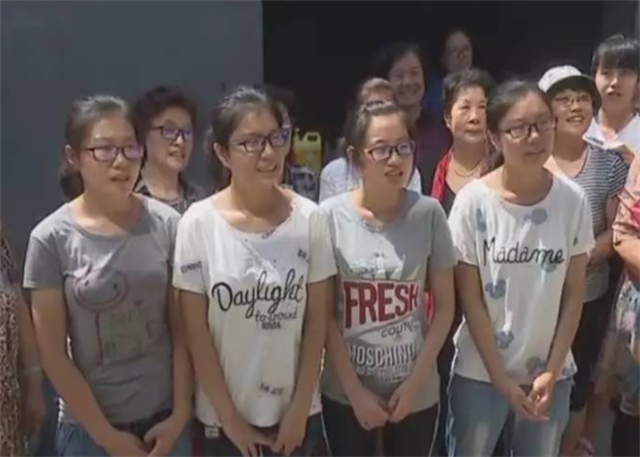 2017年山东农村四胞胎姐妹花同时考上大学，父母给他们买了部手机