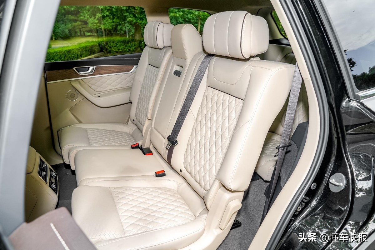 定位中大型SUV，3.0T车型配空气悬架，2022款红旗HS7选购建议