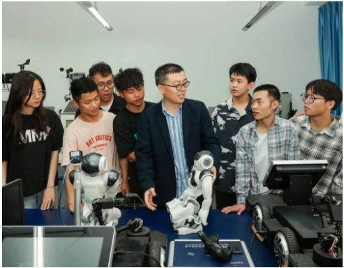 大学生放假申请留校，填写留校理由时，几乎没有学生敢说实话