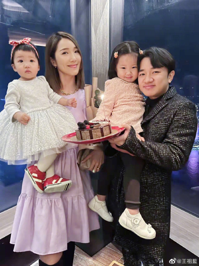 李亚男晒3岁女儿萌照，gabby站圣诞树前嘟嘴卖萌凹造型，好可爱