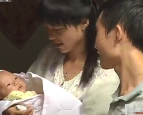 2011年，江西弃婴靠雨水在太平间存活八天八夜，迎来10位爱心爸爸