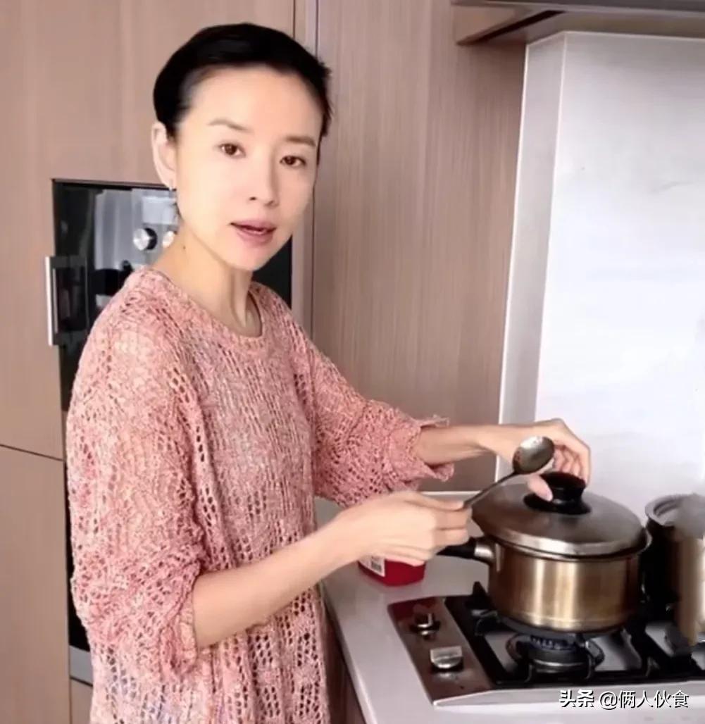 董洁晒牛肉炒面，引来5万网友点赞：耐心做饭的妈妈，样子很美