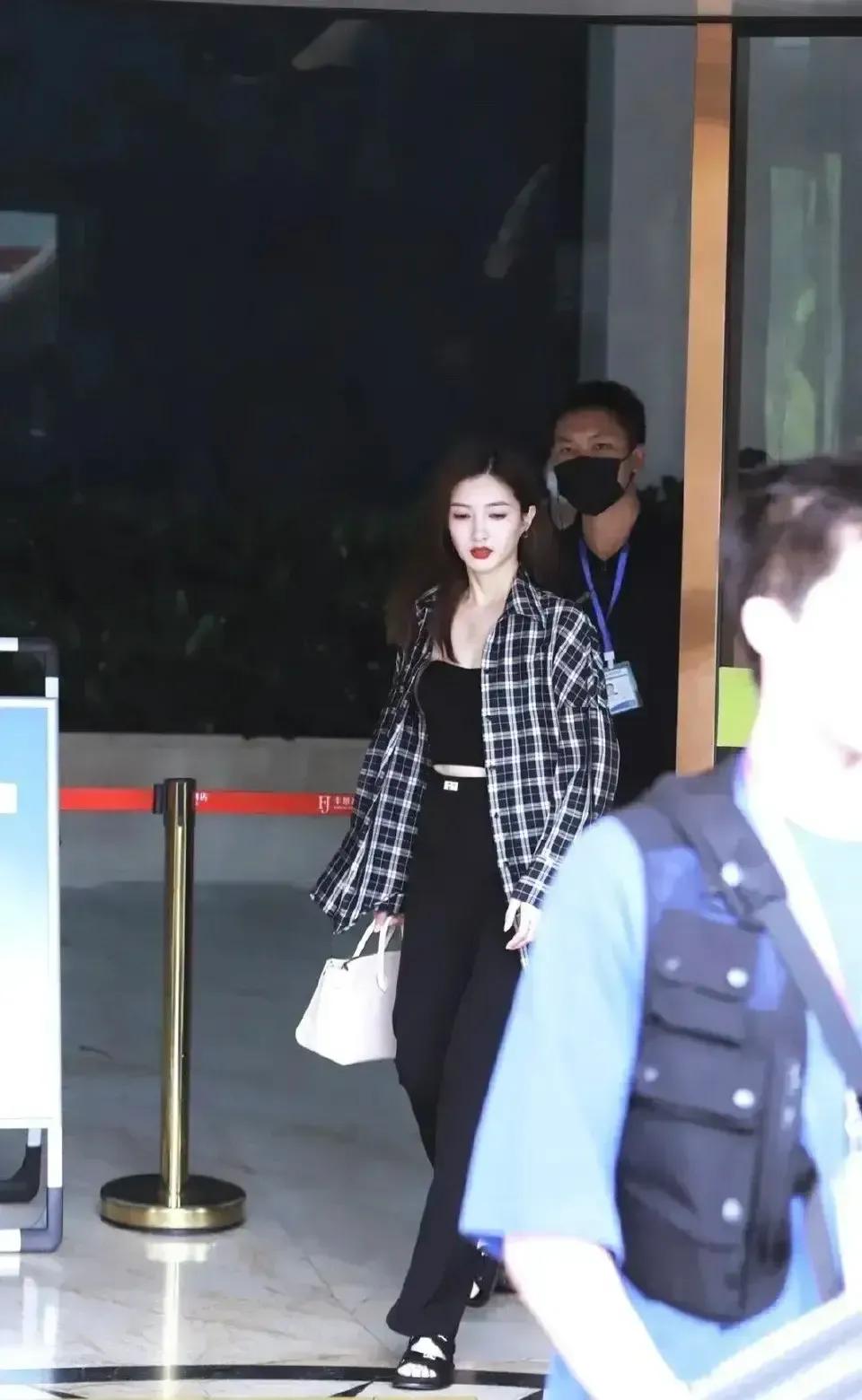 江疏影休闲慵懒黑色系，在黑色的衬托下肌肤如雪，美丽动人