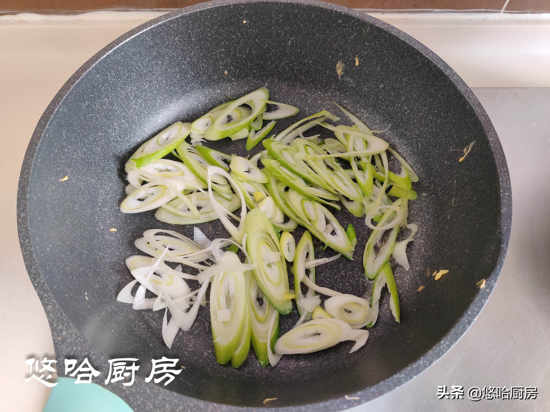 酱炒鸡蛋，懒人必备的家常菜，香嫩美味，是绝佳的下饭菜