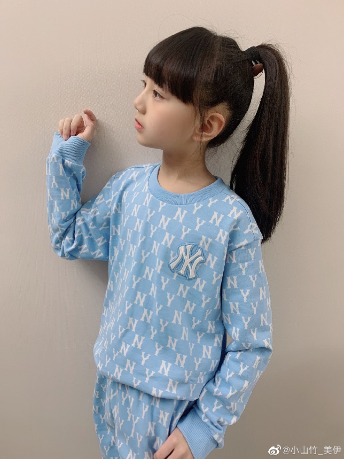 邓伦“女儿”小山竹，教妈妈拍辣妹照！淡出娱乐圈，越长越美