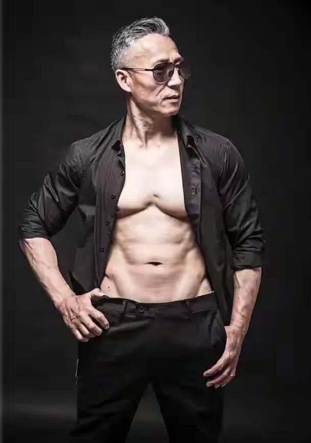 “最潮刘老头”健身40几年，肌肉发达身材有型，被赞"老年彭于晏"