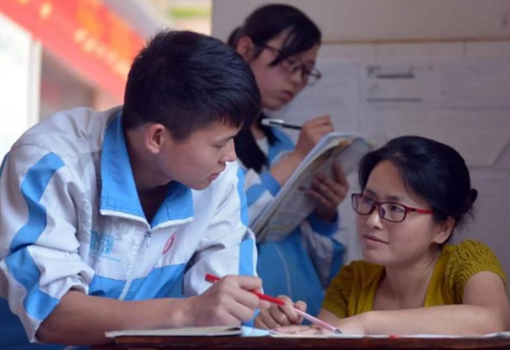 “走读”VS“住校”，两者差距不是一星半点，高考后可见分晓