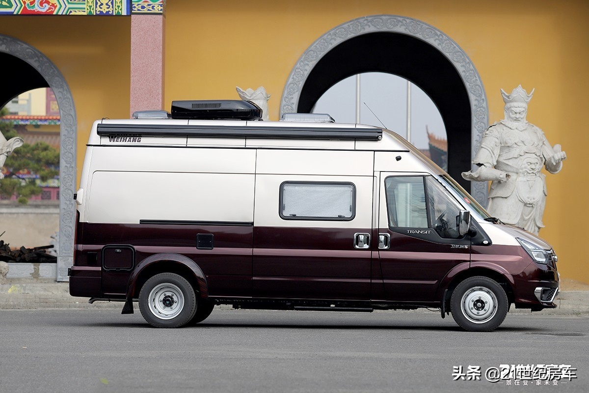 福特商旅房车,复古双拼色带航空座椅,没想到内饰如此奢华