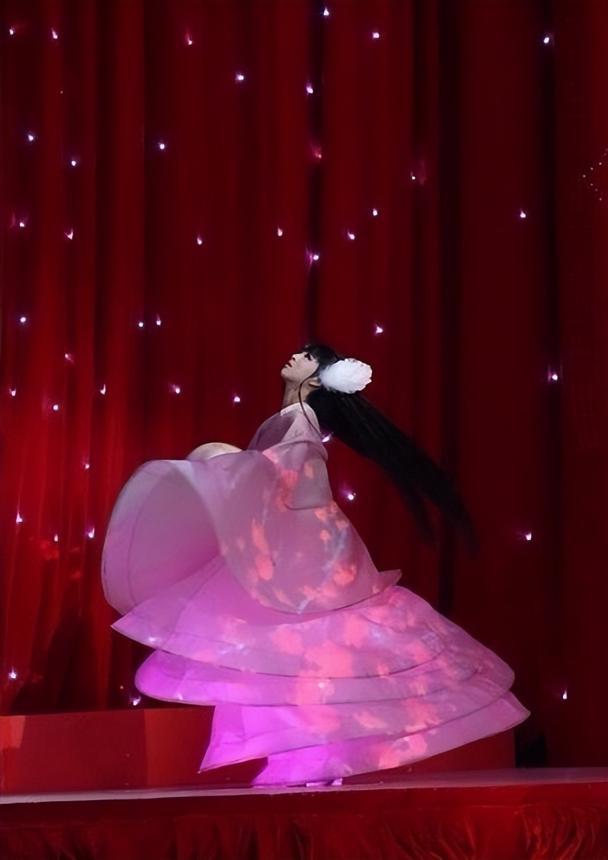 小彩旗：在春晚“一转出名”，却放弃跳舞逐梦演艺圈，如今怎样？