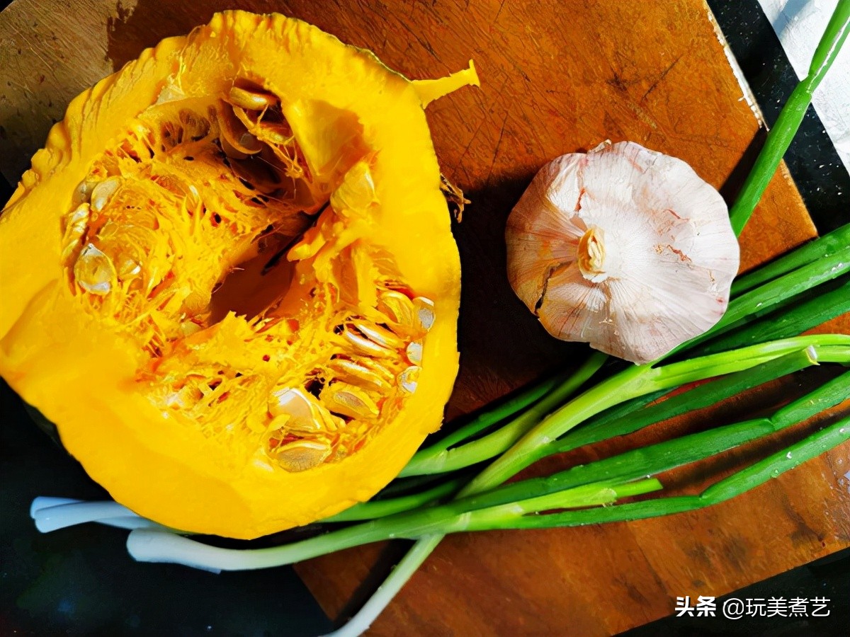 好吃到嗦手指头的南瓜、板栗围绕着排骨，就是香