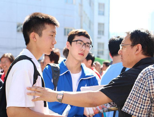 网传消息，2023年初中生将按分配上高中？不中考分流了吗？