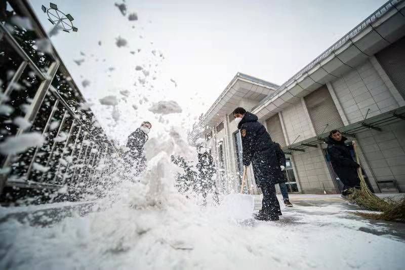 郑州铁路全力清雪除冰确保运输畅通