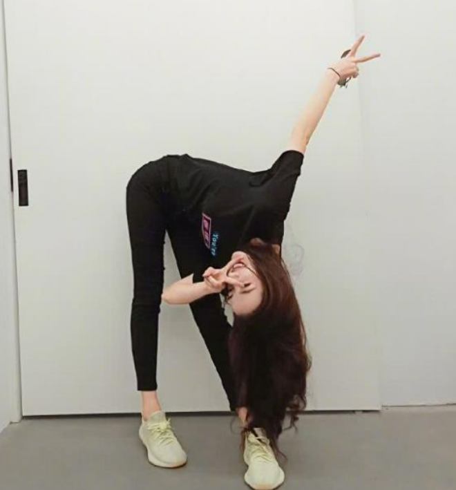 女明星热巴光脚做瑜伽!穿短裤炫出一双细白腿,瘦到肩膀凸出两块