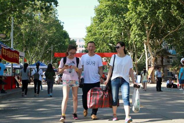 当代大学生，除了要生活费很少与父母联系，是无情还是另有隐情