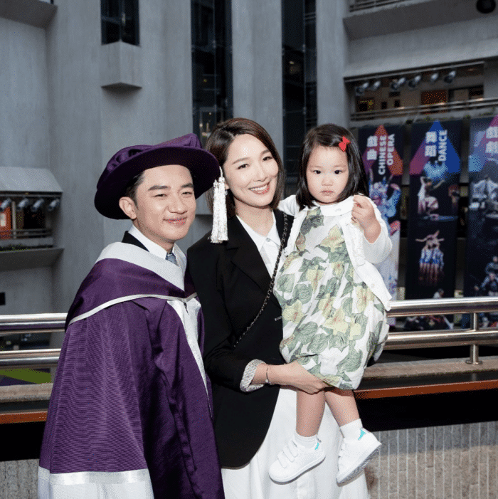 王祖蓝陪妻儿出游，李亚男牵手女儿秀超模身材，姐妹俩呆萌可爱