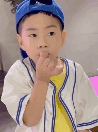 Ella为儿子庆祝5岁生日，亲吻孩子母爱爆棚，劲宝比心画风喜感