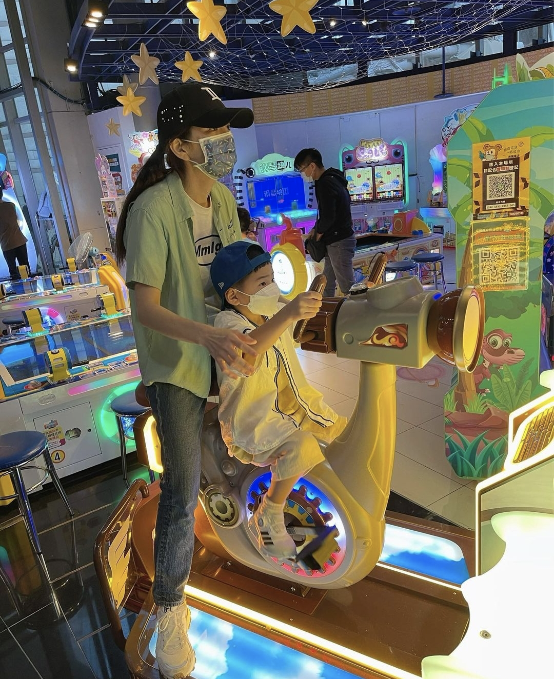 Ella为儿子庆祝5岁生日，亲吻孩子母爱爆棚，劲宝比心画风喜感