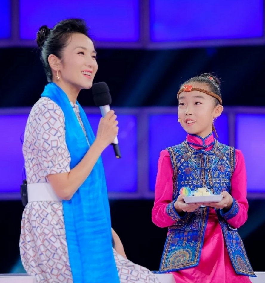 管彤：26岁进央视，41岁结婚，42岁当高龄产妇，今51岁被宠成公主