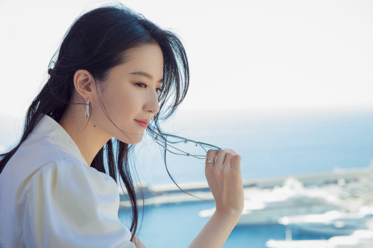 刘亦菲的“侧颜”让我明白，“驼峰鼻”也可以很美