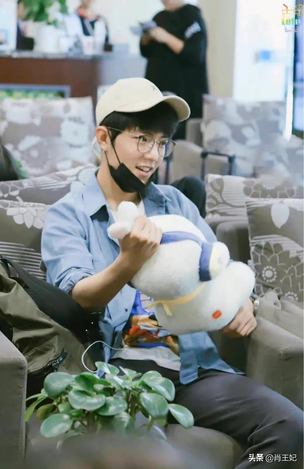 桃桃的一组生图,肖战的眼睛真好看,灵气逼人鲜花与少年绝配