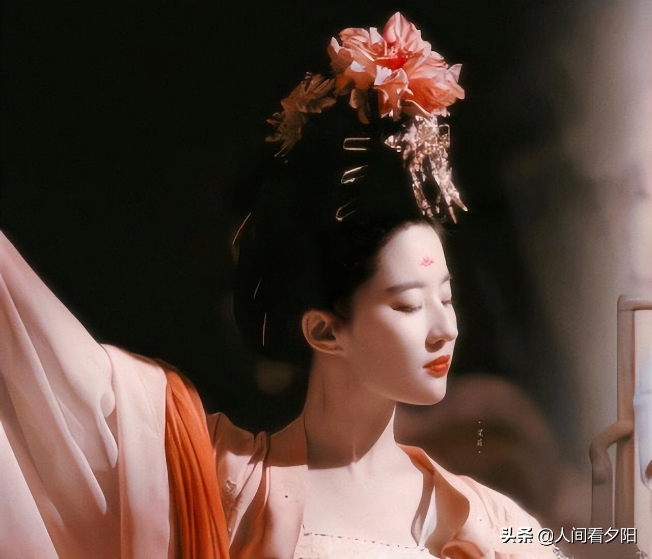 虽然刘亦菲内眦赘皮、露龈笑、溜肩……但她就是美得没有道理