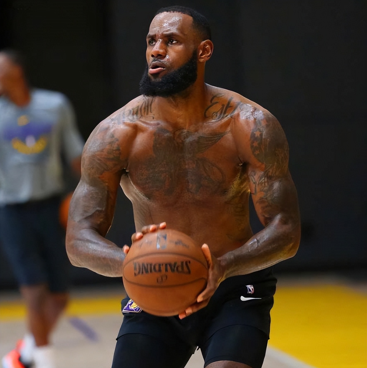 nba球员为什么腹肌不明显(为何詹姆斯的肌肉那么强，却几乎没有胸肌和腹肌呢？)