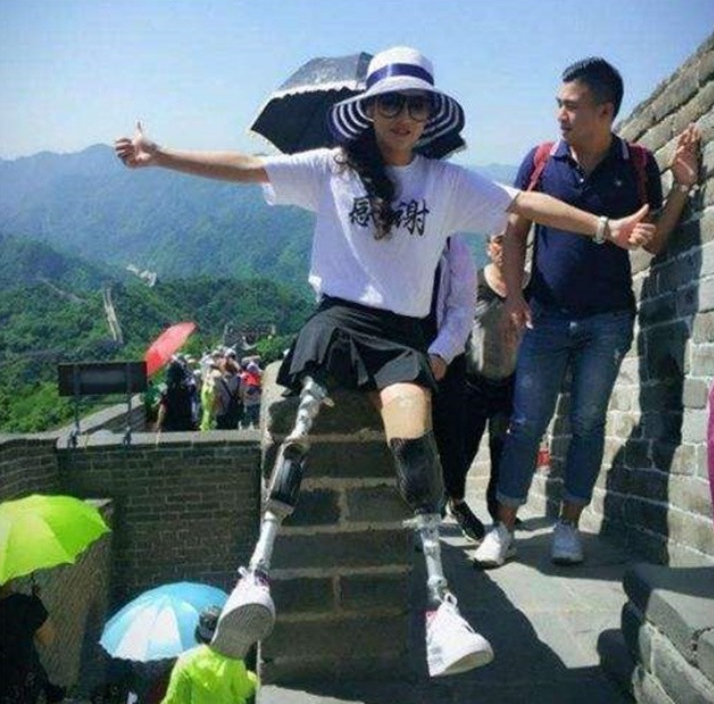 安徽女子舍命救夫，失去双腿后被丈夫抛弃，她如今怎样了？