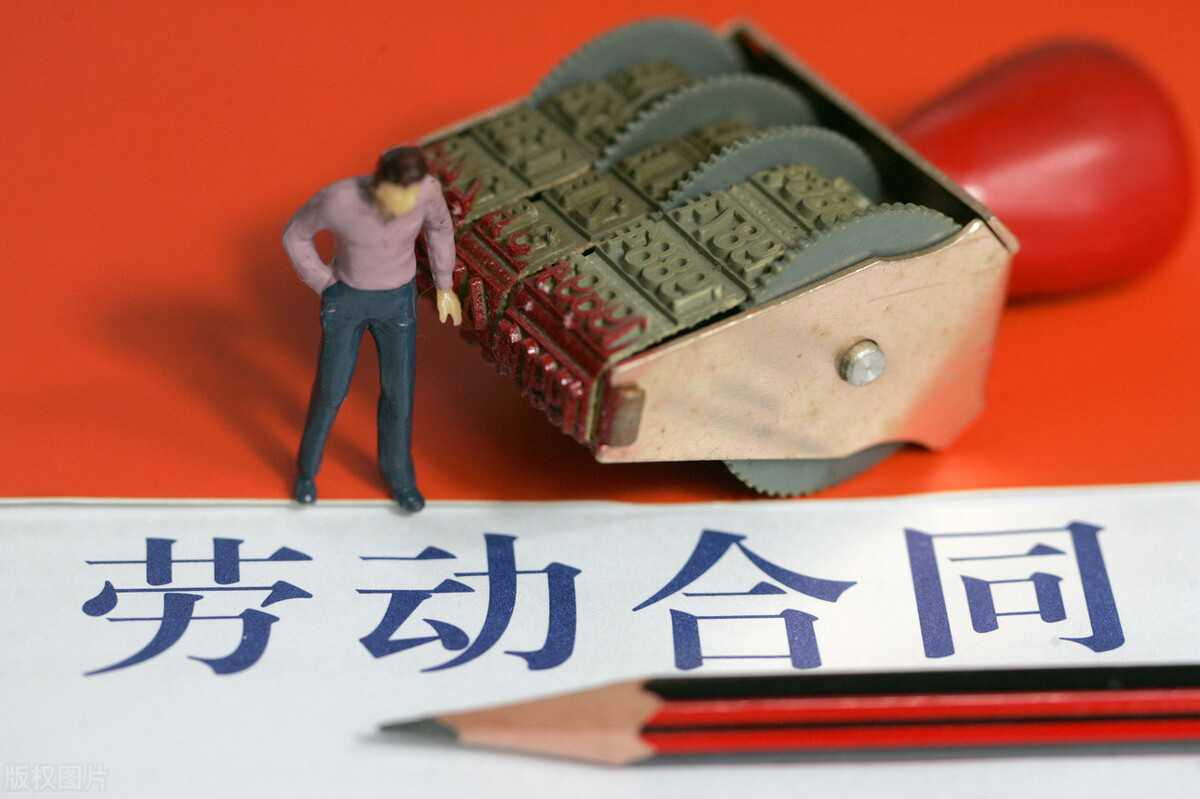 无固定期限合同签了，年底要被解雇，单位应按2倍标准赔偿吗？