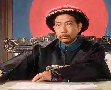 80岁黄一飞红白搭配庆寿宴，搞笑表情真爆表，秀出甜美幸福真感觉