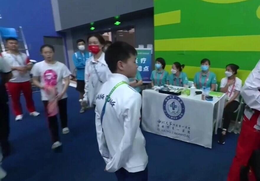 又长高了！全红婵最新照片曝光：训练馆外接受采访展现老干部造型