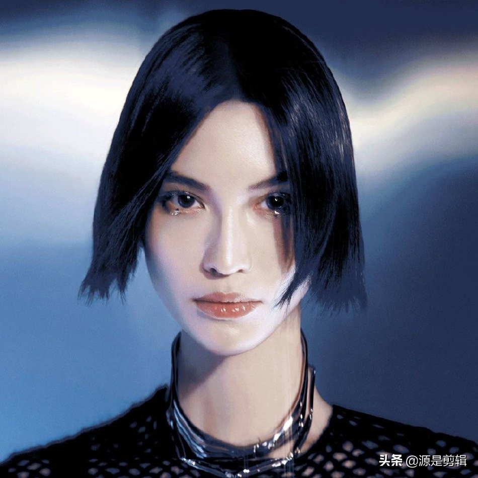 何穗元宇宙大片科技感十足 银色亮片服配短发眼神超A