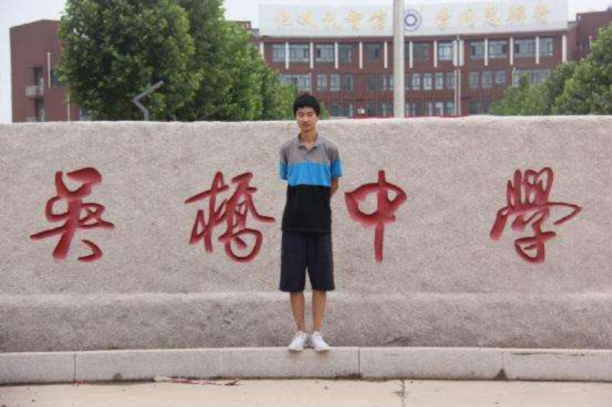 河北男孩逆袭记：9岁捡废品照顾瘫痪母亲，18岁744分考上清华大学