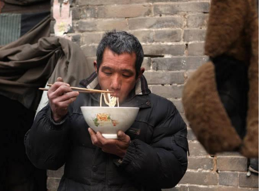 2005年独臂父亲参加家长会被笑话，校长发现父亲是救命恩人后下跪