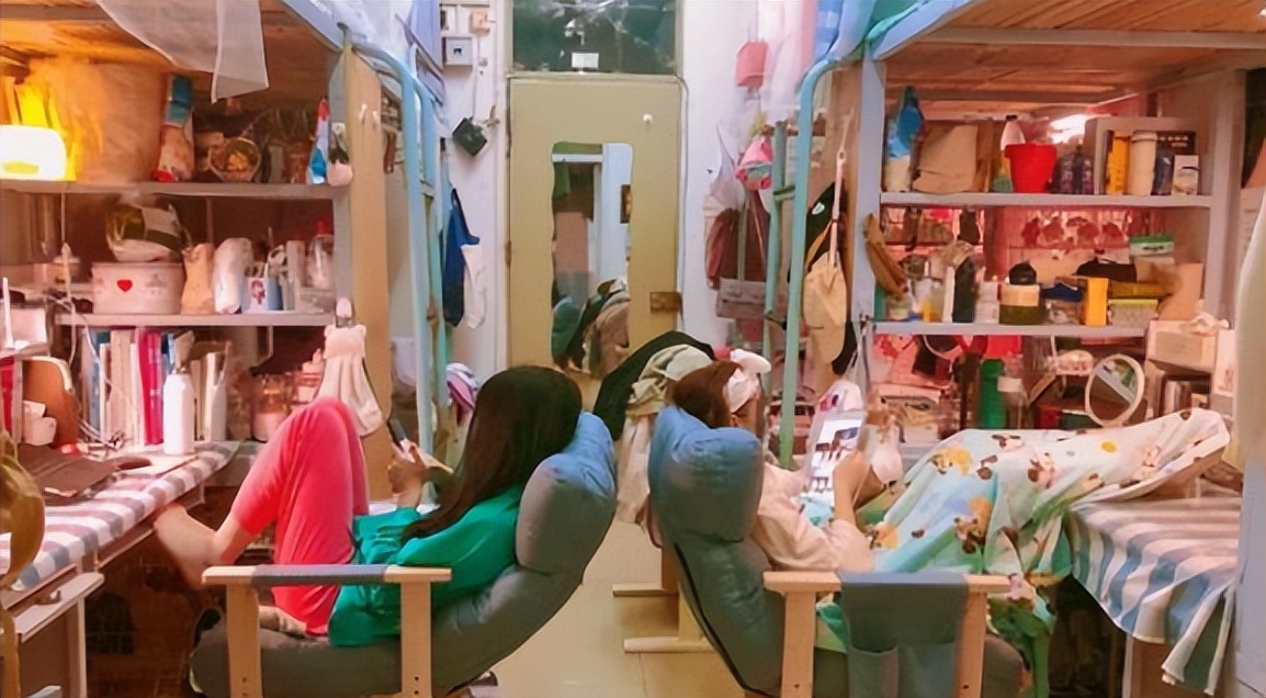 大学生宿舍又现“神操作”，堪比达人秀现场，大学生咋这么有才？